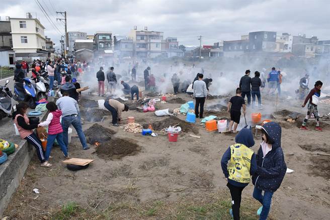 后龙镇水尾社区28日上午举办焢窑活动，社区老少一起前来回忆童趣。（谢明俊摄）