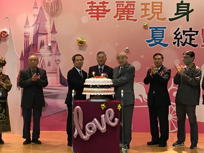 行政院副院长沈荣津今参与华夏科技大学54周年校庆表示，过去政府因发展能源转型被骂翻，但近期已陆续看到发展成果。（记者蔡雯如摄）