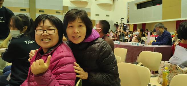 来自台东为了帮助接受孩子早疗资源的林碧霞（右），在20多年前，即使交通不方便，仍然坚毅的陪着女儿復健。（林良齐摄）