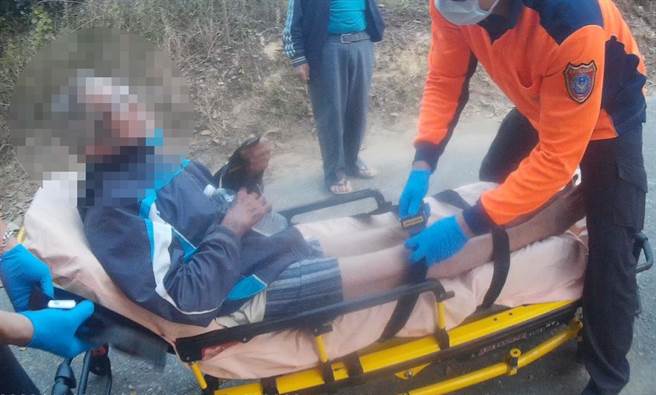 患有失智症的71岁陈姓老翁离家一天一夜未回，被发现倒卧柳营区旭山里产业道路旁，幸好被警方寻获安全返家。（读者提供／刘秀芬台南传真）