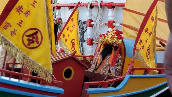 基隆渔民会自发性组成数十艘海上遶境船队，载着王爷出海遶境游江。（基隆市政府提供／陈彩玲基隆传真）