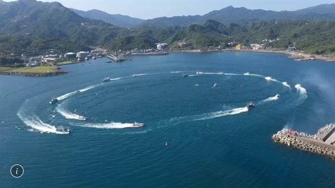 基隆渔民载着王爷出海遶境游江，进入各渔港都会以绕行三圈进行净港仪式，祈求出海平安。（基隆市政府提供／陈彩玲基隆传真）