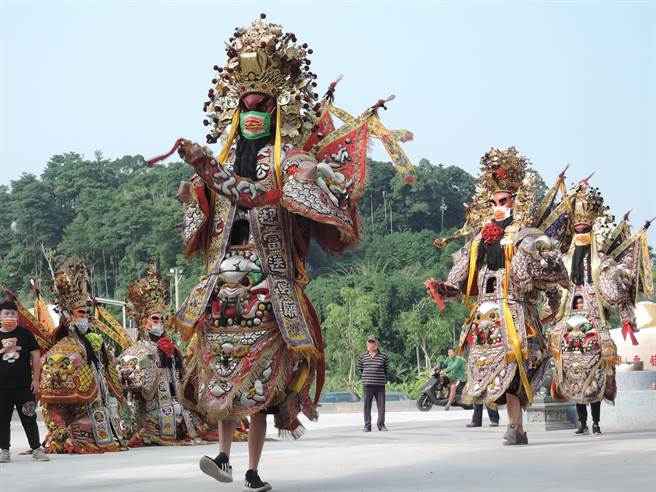 嘉义县中埔乡欢喜财神庙打造了全台第一支彩色口罩的神将团，28日正式亮相时。（张毓翎摄）