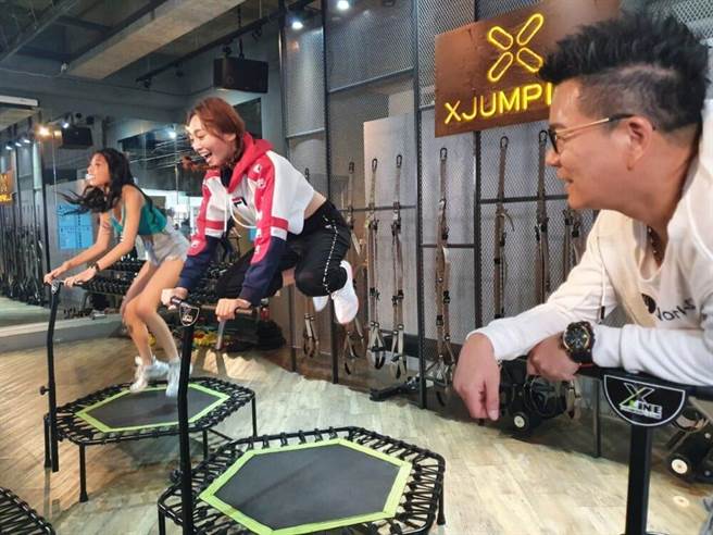 张文绮（中）开心跳床。（民视提供）