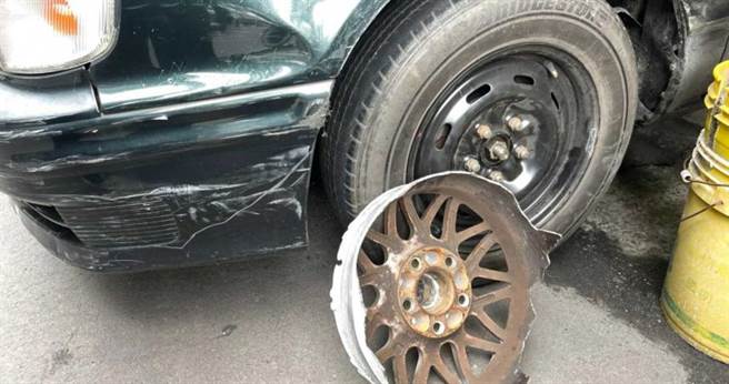 新北市三重一名慣竊，偷車後被巡邏員警發現，警匪追逐8公里，最後慣竊擦撞路邊汽機車後又爆胎，警方趁機上前逮人。（圖／警方提供）