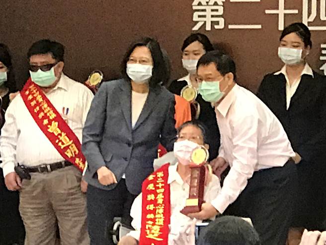 总统：修正歧视性规定或用词，打造平等不歧视的社会。曾薏苹摄