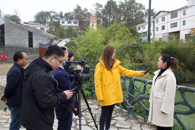 （图为记者採访车田村村民）