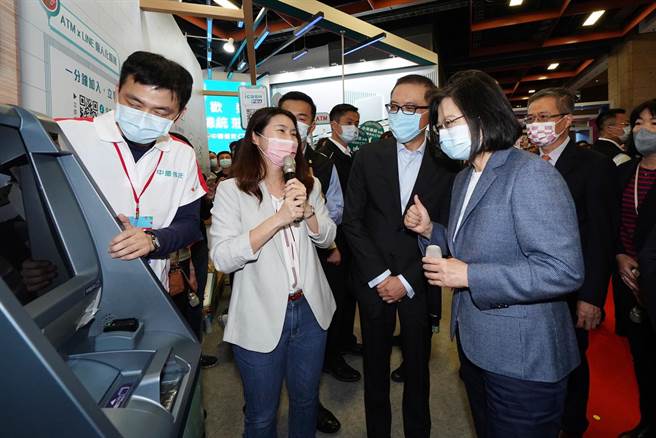 蔡英文总统蒞临台北金融博览会中国信托摊位，中信金控总经吴一揆（右二）陪同解说中国信托新一代ATM功能。（中信金控提供）