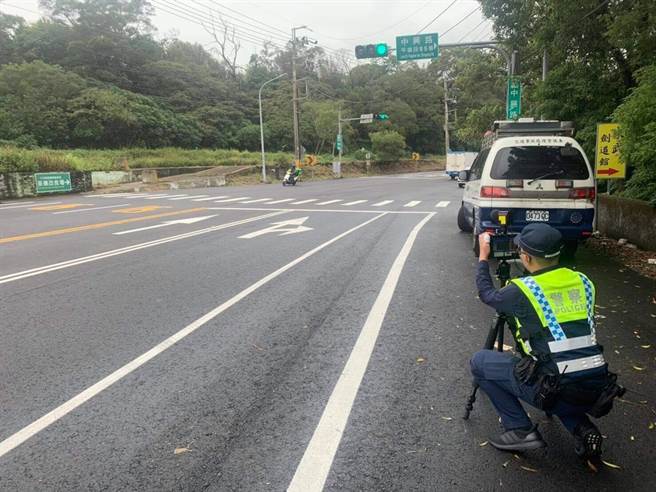 平镇警方加强取缔交通违规，改装排气管噪音也要抓。（平镇警分局提供／吕筱蝉桃园传真）