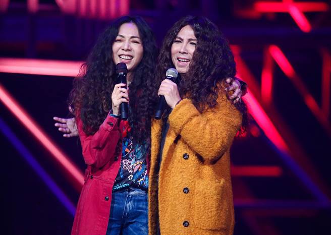 郭子（右）今扮成萬芳的模樣與萬芳本尊合唱。（粘耿豪攝）