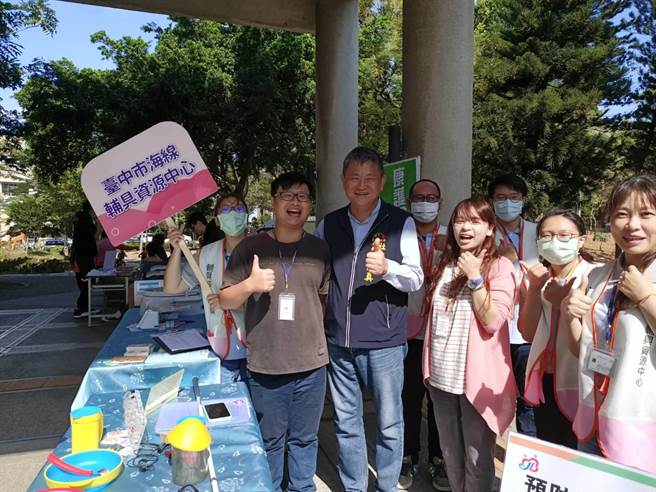 中市食物銀行發放日，邀關懷據點體驗輔具、按摩。（台中市政府提供／陳世宗台中傳真）