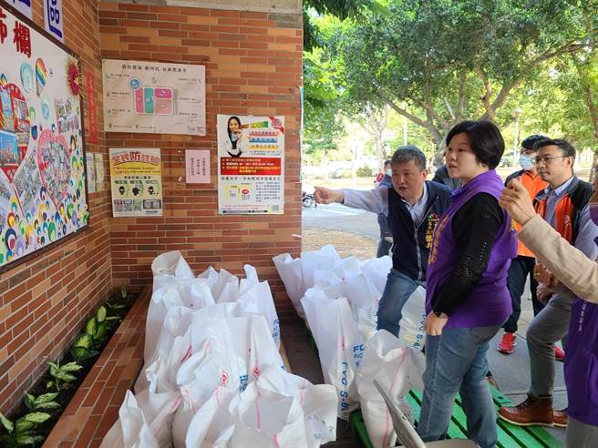 28日是每月一次的物資發放日，社會局長彭懷真與台中市議會副議長顏莉敏，參與食物銀行發放。（台中市政府提供／陳世宗台中傳真）