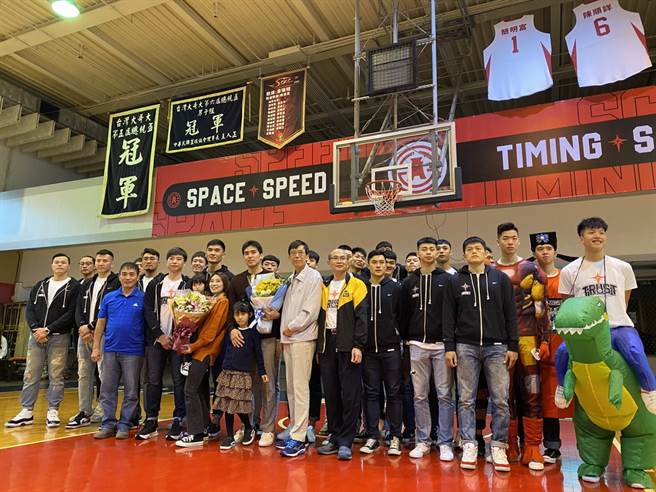 台银28日除了举办陈顺详球衣高挂仪式，也首度进行了菜鸟日活动。(黄及人摄)