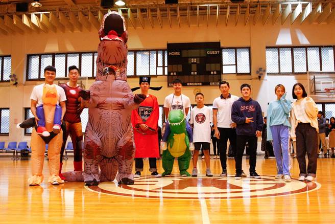 谁能看得出来那只恐龙(左三)竟然是张博胜扮的。(台银提供)