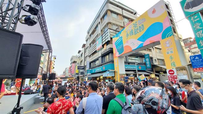 新崛江封街3天办手摇茶饮节。（柯宗纬翻摄）