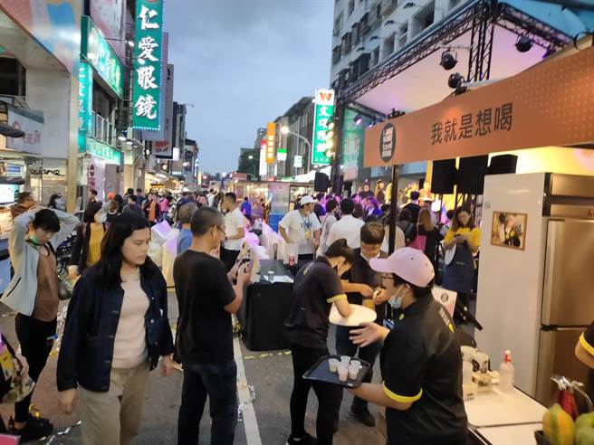 新崛江封街3天办手摇茶饮节。（柯宗纬翻摄）