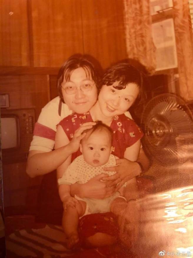 王晶晒出旧照为女儿庆生。(图/翻摄自王晶微博)