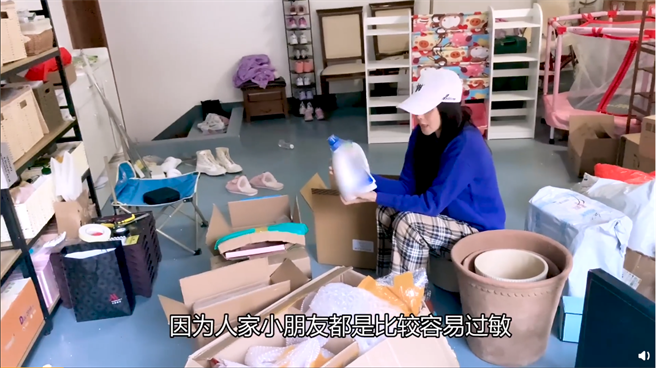 伊能靜拆包裹，順便拍攝開箱影片 (圖/ 伊能靜微博)
