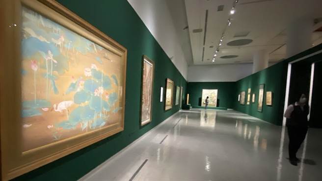 被文化部定为「国宝」的台湾前辈画家林玉山《莲池》，于「经典再现－台府展现存作品特展」展出。（陈淑芬摄）