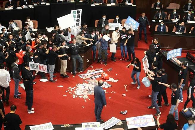 国民党团因不满绿营护航，27日丢猪内臟杯葛。（资料照/杜宜谙摄）
