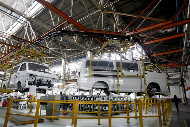 中国车企华晨集团自10月爆出10亿元人民币债券违约后，20日中国法院终于宣布华晨破产重整。图为渖阳华晨金杯汽车总装车间生产线。（新华社资料照）