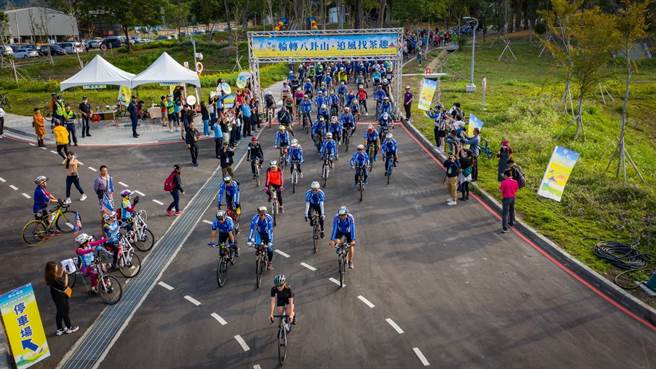「轮转八卦山．追风找茶趣」吸引500名车友和身障手摇车，畅游经典139县道，踩着自行车深度旅游，感受彰化、南投小镇风情。（参山国家风景管理处提供／吴敏菁彰化传真）