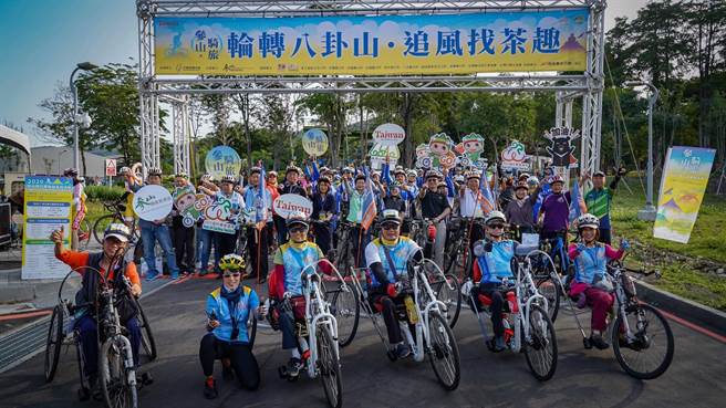 「轮转八卦山．追风找茶趣」吸引500名车友和身障手摇车，畅游经典139县道，踩着自行车深度旅游，感受彰化、南投小镇风情。（参山国家风景管理处提供／吴敏菁彰化传真）