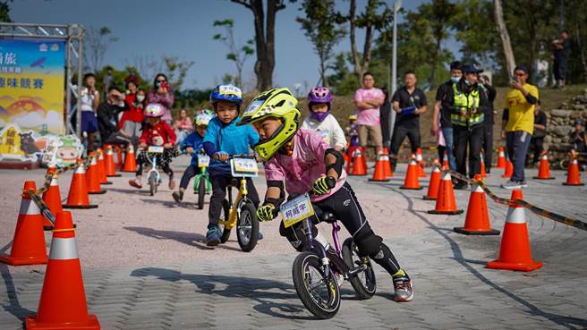「轮转八卦山．追风找茶趣」吸引500名车友和身障手摇车，畅游经典139县道，踩着自行车深度旅游，感受彰化、南投小镇风情。（参山国家风景管理处提供／吴敏菁彰化传真）