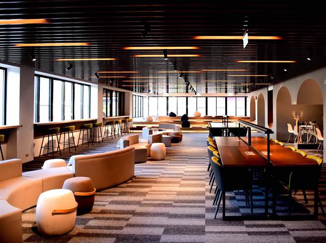 屏东科技大学校友段津华，现为宏普建设公司董事长，为了回馈母校，与学校联手打造全新图书馆一楼阅读室，命名为「宏普享读书房」，美轮美奂，于96周年校庆揭牌。（潘建志摄）