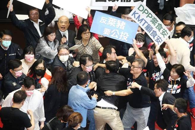 27日立院蓝绿衝突。（资料照/杜宜谙摄）