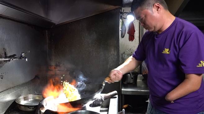 独臂总铺师炒出道地泰国菜！无惧天生缺陷一只手征服饕客(图/截自影片)
