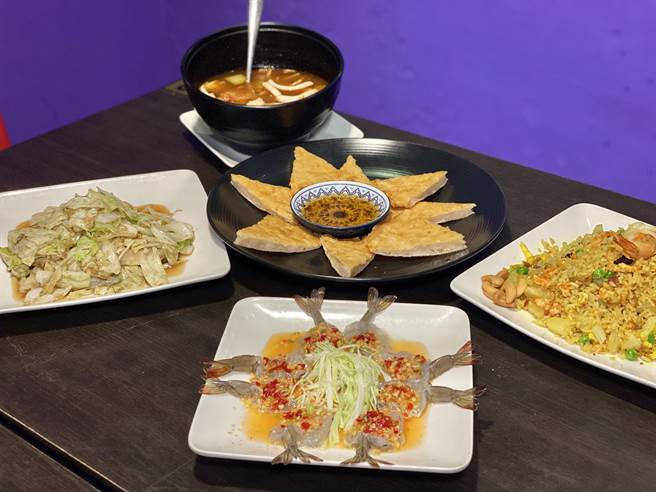 独臂总铺师炒出道地泰国菜！无惧天生缺陷一只手征服饕客（图/截自影片）
