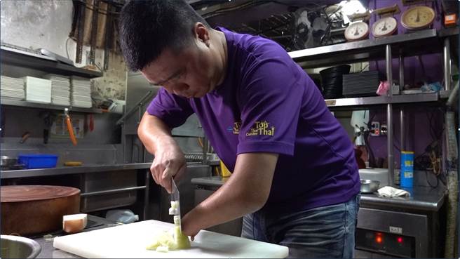 独臂总铺师炒出道地泰国菜！无惧天生缺陷一只手征服饕客(图/截自影片)