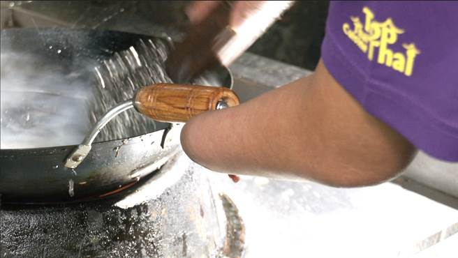 独臂总铺师炒出道地泰国菜！无惧天生缺陷一只手征服饕客(图/截自影片)