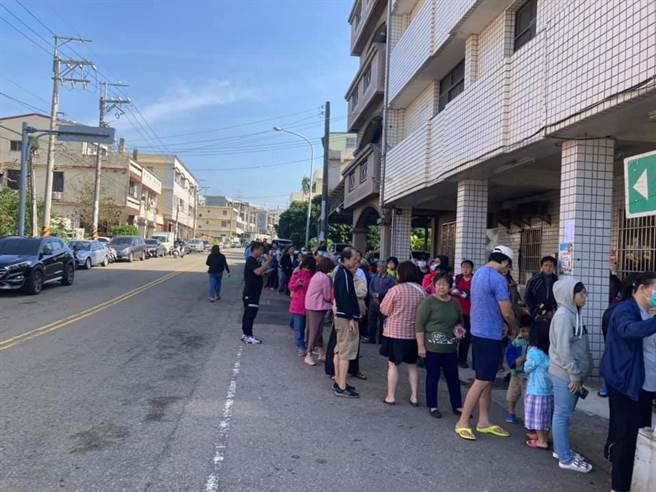 顏清标再邀「诚信碗粿」沙鹿摆摊 有民眾排队4小时才买到（翻摄 顏清标FB）