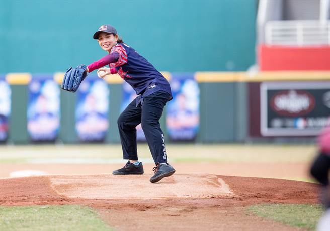 Red Bull运动员戴资颖于龙虎对抗赛担任开球嘉宾。（Red Bull提供／廖德修台北传真）