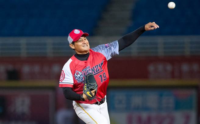 Red Bull教练林英杰于6局上站上投手丘，全场观眾惊喜不已！（Red Bull提供／廖德修台北传真）