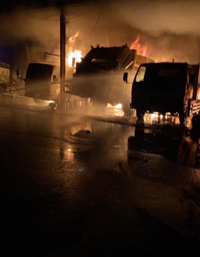 林内乡公所清洁队今晚八点半传出垃圾车停车棚火警，火势猛烈，延烧4辆资源回收车、1部挖土机、垃圾车2部。（云林县消防局提供）