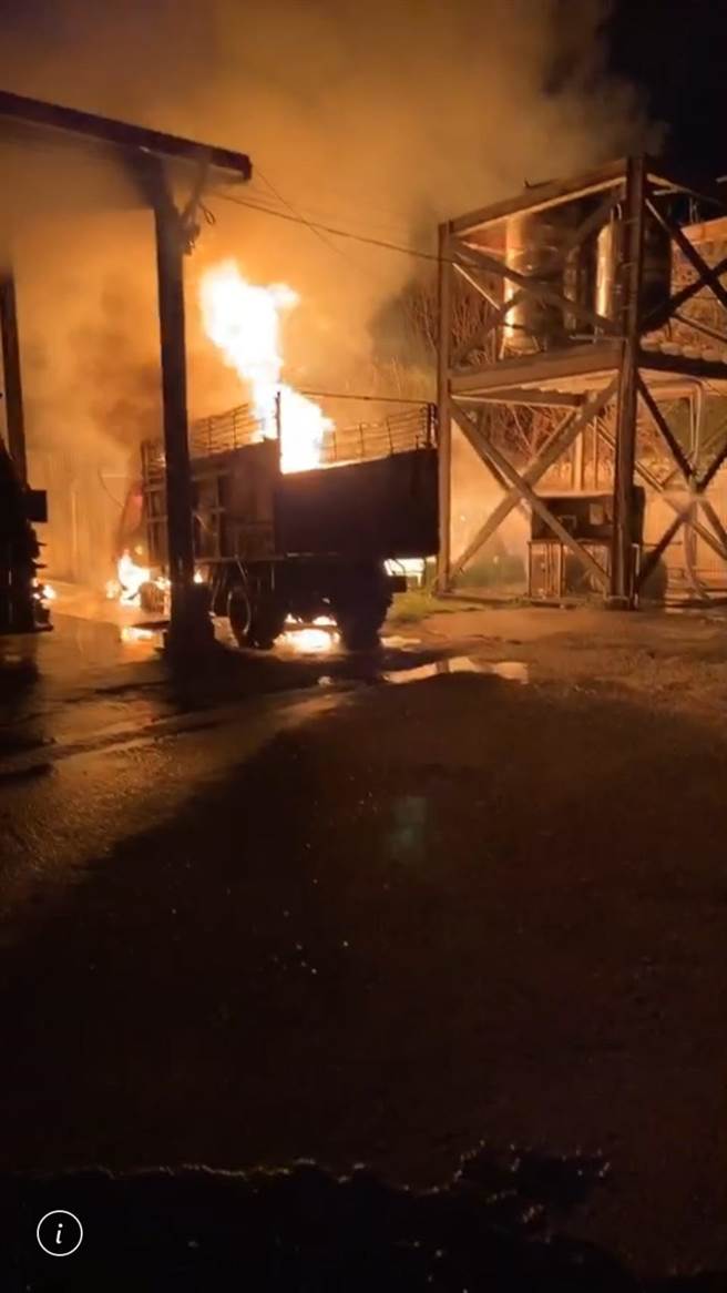 林内乡公所清洁队今晚八点半传出垃圾车停车棚火警，火势猛烈，延烧4辆资源回收车、1部挖土机、垃圾车2部。（云林县消防局提供）