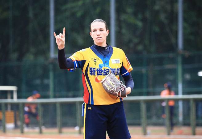 新世纪黄蜂洋投卡尔森蝉联年度MVP，共获得四个奖项。（资料照／中华垒协提供、廖德修台北传真）