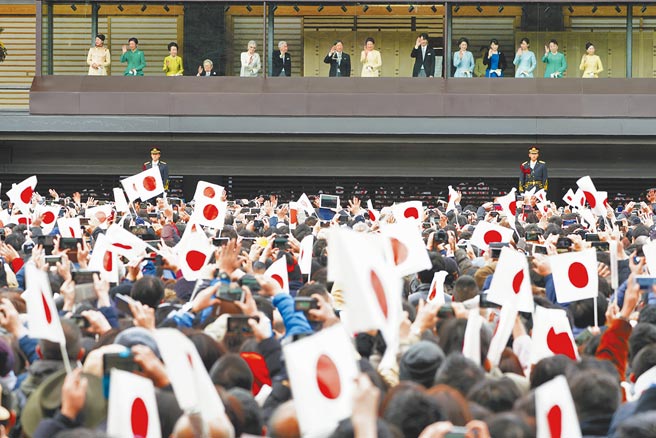为防新冠疫情扩大感染，日本宫内厅27日宣布明年不举行新年朝贺，这也是日本皇室30年来首次取消。图为今年1月德仁天皇夫妇与皇室成员举行朝贺。（美联社）