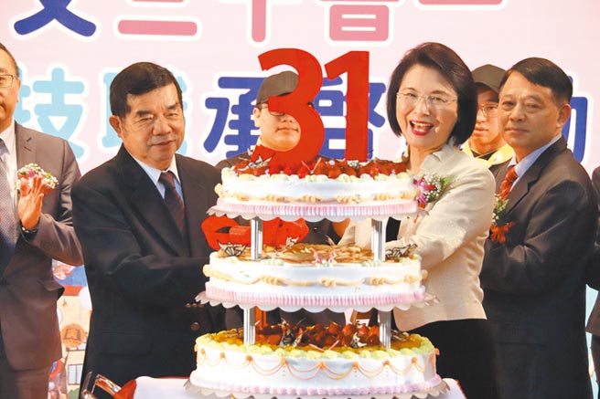 景文科技大学27日举办31周年校庆活动，景文科技大学校长洪久贤（右二）与获邀嘉宾共同祝贺。（景文科大提供╱李侑珊台北传真）