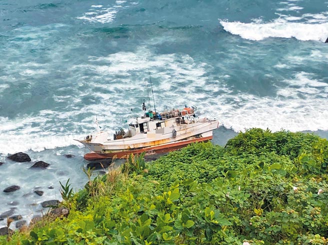 宜兰苏澳籍渔船「源胜88号」渔船27日疑因风浪过大，搁浅在北方澳岸际动弹不得。（海巡署第一岸巡队提供／胡健森宜兰传真）