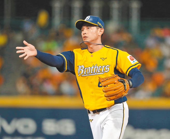 中信兄弟二垒手吴东融甫获最佳九人，却在扩编选秀被味全龙队挑走，新球季将换穿龙袍。（本报资料照片）