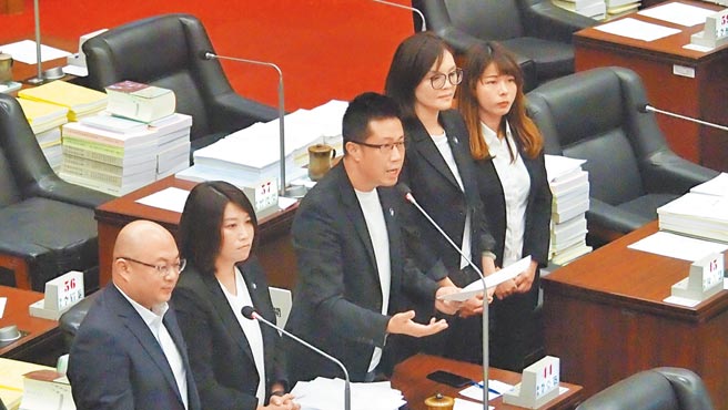 高雄巿议员锺易仲（中）27日再度针对高雄3条捷运2年内真动工在议会质询。（曹明正摄）