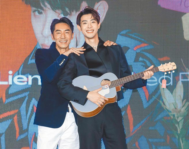 李李仁（左）昨送连晨翔一把吉他，预祝专辑大卖。（吴松翰摄）