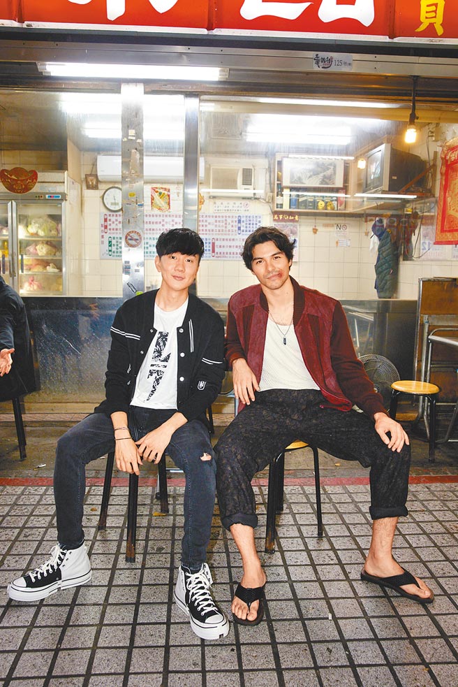 林俊杰（左）难得请来凤小岳拍摄新歌MV。（华纳音乐提供）