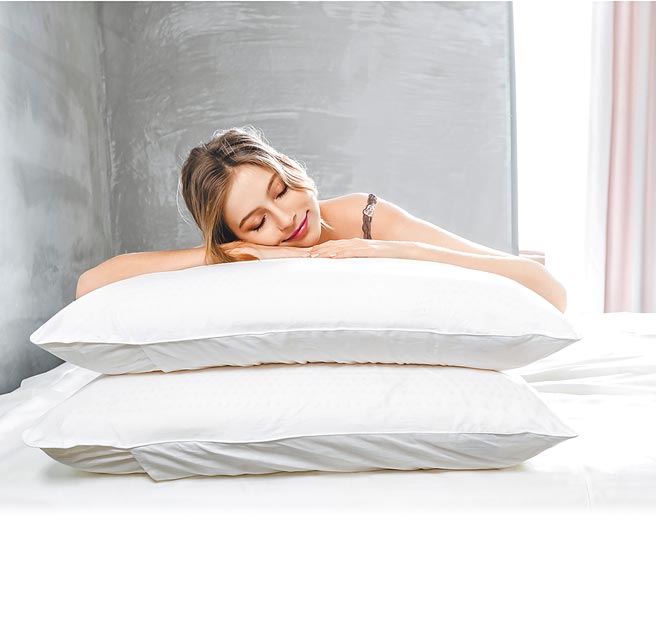 枕頭是一天中接觸臉最久的物品，因此清潔很重要。（日比家族提供）
