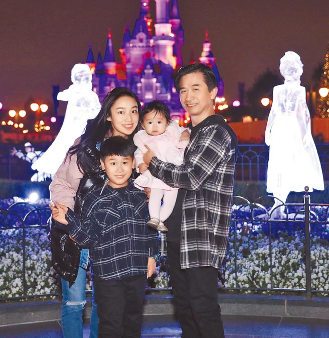 黄舒骏夫妇带两个小孩到上海迪士尼乐园游玩，享受亲子时光。（黄舒骏提供）