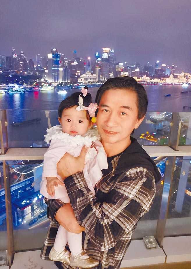 黄舒骏是慈父，相当宠爱女儿。（黄舒骏提供）